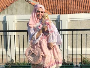 Ini Gaya Hijab Astrid Kuya Kembaran Sama Boneka Lolita, Mirip?