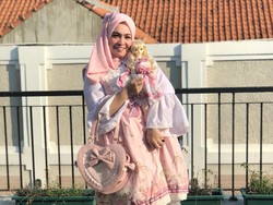 Ini Gaya Hijab Astrid Kuya Kembaran Sama Boneka Lolita, Mirip?