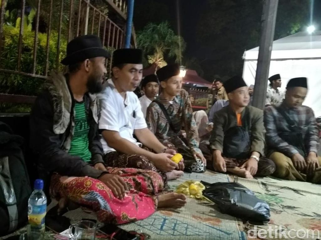 Ketemu Warga, Gus Yasin Ngobrol Santai di Alun-alun Kudus Ketemu Warga, Gus Yasin Ngobrol Santai di Alun-alun Kudus