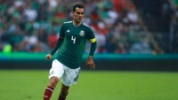 Pemain Meksiko Rafael Marquz mendapat enam kartu di Piala Dunia: lima kartu kuning dan satu kartu merah. Catatan itu bisa bertambah di Piala Dunia 2018. (Foto: Hector Vivas/Getty Images)