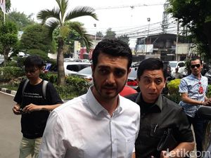 Renata Bawa Makanan Jepang untuk Fachri Albar di Sidang Vonis