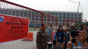 Suasana Penyegelan Bangunan Pulau Reklamasi D yang Dipimpin Anies