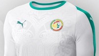 Senegal punya jersey keren berwarna putih yang punya motif seperti batik, dipadu list di bagian kerah dan pundak hingga lengan berwarna hijau. (Foto: internet)
