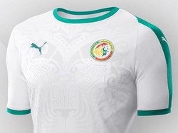 Senegal punya jersey keren berwarna putih yang punya motif seperti batik, dipadu list di bagian kerah dan pundak hingga lengan berwarna hijau. (Foto: internet)