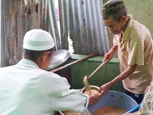 Tradisi Ramadan di Palembang: Bagi-bagi Bubur Daging yang Lezat