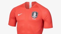 Sementara jersey Korea Selatan juga cukup sederhana dengan dominasi warna merah dan logo federasi berwarna hitam. (Foto: internet)