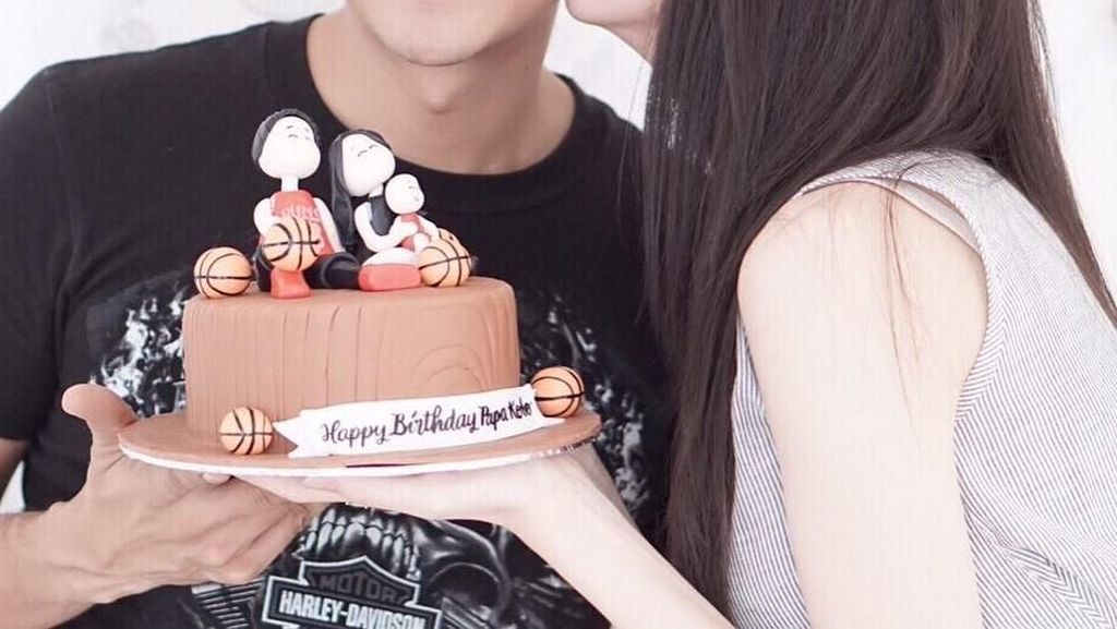 Romantisnya Adi Nugroho Saat Kulineran Bareng Istri Romantisnya Adi Nugroho Saat Kulineran Bareng Istri
