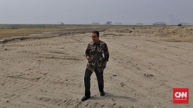 Gubernur DKI Jakarta Anies Baswedan bersama Satpol PP menyegel bangunan yang berada di Pulau D Reklamasi karena tidak memiliki izin, Kamis, 7 Juni 2018. CNNIndonesia/Adhi Wicaksono