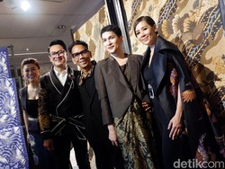Rancangan Batik 3 Desainer Indonesia Disambut Meriah Warga Paris
