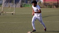 Dalam wawancara dengan AFP, Ali mengaku kemiripannya dengan Salah itu sampai membuat dirinya jadi buruan permintaan foto banyak orang selama 1,5 jam dalam sebuah laga sepakbola. (Foto: SABAH ARAR/AFP)