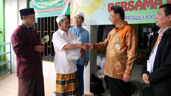 Bank Mega Bagikan Sembako untuk Warga Kurang Mampu