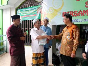 Bank Mega Bagikan Sembako untuk Warga Kurang Mampu