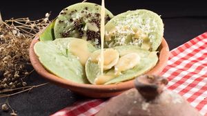 Mari Berbuka dengan Serabi yang Empuk dengan Saus Legit