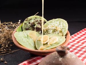 Mari Berbuka dengan Serabi yang Empuk dengan Saus Legit