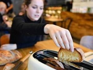 Waduh! Restoran Ini Biarkan Pengunjung Panggang Roti Sendiri Waduh! Restoran Ini Biarkan Pengunjung Panggang Roti Sendiri