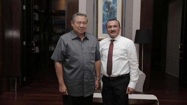 Kadiv Advokasi dan Bantuan Hukum PD Ferdinand Hutahaean bersama SBY.