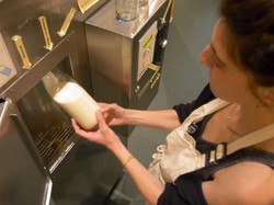 Supermarket Skotlandia Jual Susu di Vending Machine Untuk Kurangi Limbah Plastik