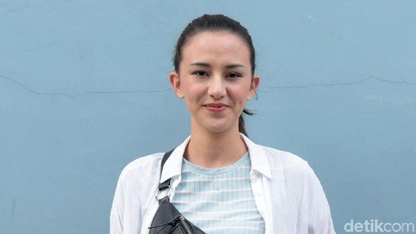 Cerita Dahlia Poland yang Malu Sama Suami Nge-Vape di Pesawat