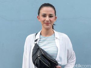 Cerita Dahlia Poland yang Malu Sama Suami Nge-Vape di Pesawat Cerita Dahlia Poland yang Malu Sama Suami Nge-Vape di Pesawat