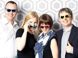 Jual Kacamata Hitam Buat Bocah, Keluarga Ini Raup Rp 70 Miliar