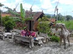 Menunggu Senja di Utara Candi Prambanan