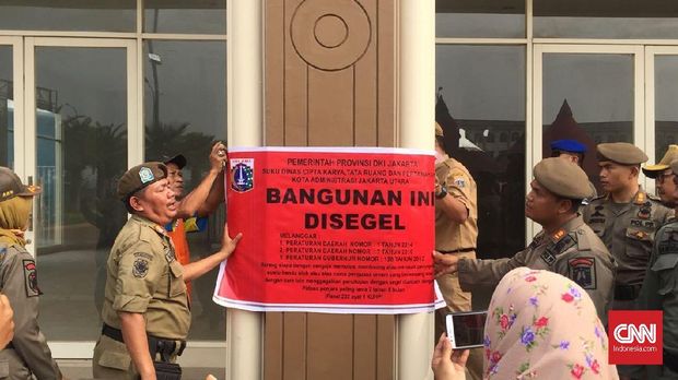 Penyegelan bangunan yang berada di Pulau D Reklamasi karena tidak memiliki izin, Kamis (7/6).