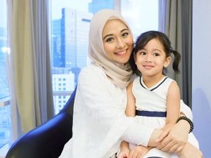 Lewat Boneka, Poppy Bunga Berikan Pengertian soal Adik ke Si Sulung