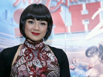Gaya Nirina Zubir dengan Rambut Berponi