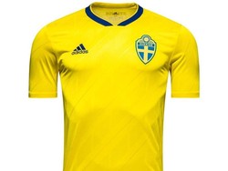Jersey Swedia juga berwarna kuning seperti Brasil, dengan bagian kerahnya berwarna biru. (Foto: internet)