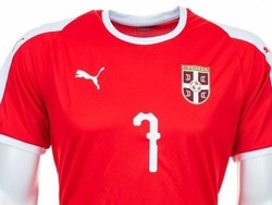 Dan Serbia juga punya jersey merah, mirip dengan Swiss dan Kosta Rika, namun di bagian pundak sampai lengan ada motif garis yang jadi pembeda. (Foto: Internet)