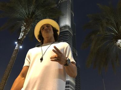 Foto: Gaya Liburan Si Kriwil David Luiz di Dubai
