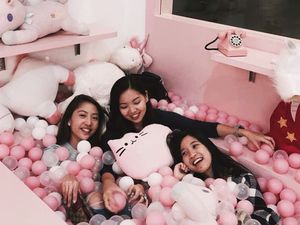 Serunya Mandi Bola dan Cicip Dessert Cantik di Kafe Unicorn Ini Serunya Mandi Bola dan Cicip Dessert Cantik di Kafe Unicorn Ini