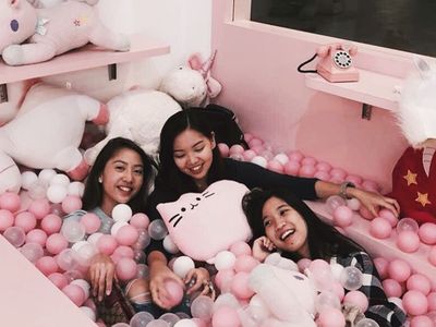 Serunya Mandi Bola dan Cicip Dessert Cantik di Kafe Unicorn Ini