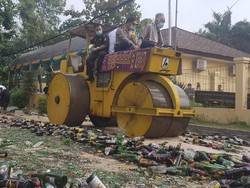 Ulama Banten dan Kapolda Buldoser Ribuan Botol Miras