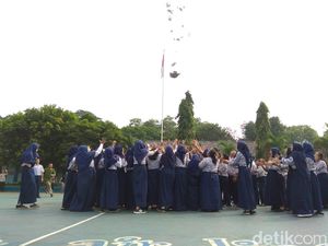 Heboh Hujan Uang di Halim Heboh Hujan Uang di Halim