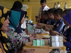 Video: Lebaran Masih Lama, Warga Kendari Sudah Antre Tukar Uang