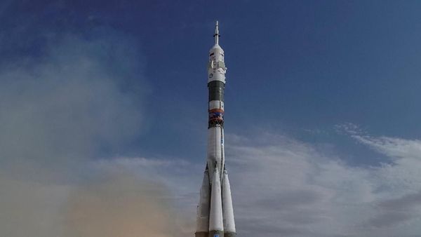 Detik-detik Roket Soyuz Meluncur Keluar Angkasa