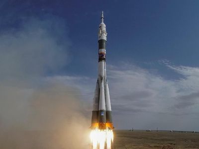 Detik-detik Roket Soyuz Meluncur Keluar Angkasa
