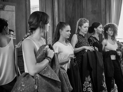 Foto: Behind The Scene Pergelaran Koleksi Batik Karya 3 Desainer Indonesia di Paris