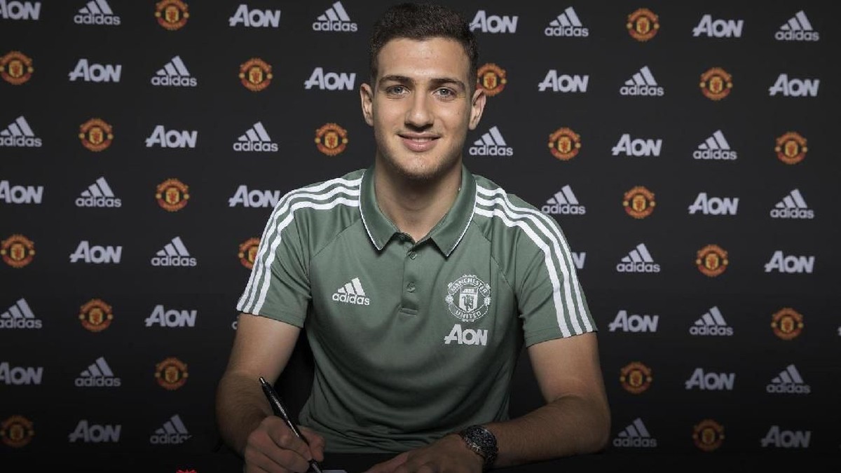 Diogo Dalot disanjung tinggi Jose Mourinho setelah dia menandatangani kontrak dengan Manchester United (ist Twitter @manutd)