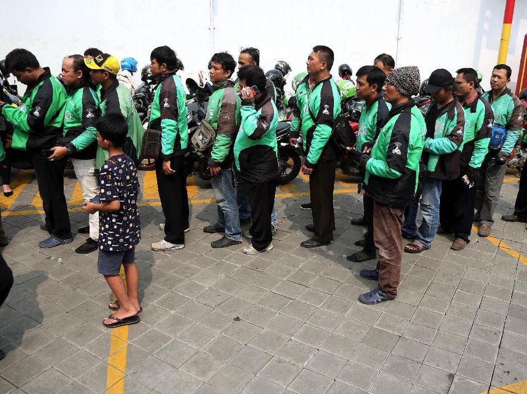 Ribuan Pengemudi Ojek Rela Menginap demi Daftar Go-Jek Ribuan Pengemudi Ojek Rela Menginap demi Daftar Go-Jek