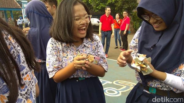 Riuhnya Hujan Uang di Halim Perdanakusuma