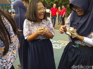 Video Keriuhan Hujan Uang di Halim Video Keriuhan Hujan Uang di Halim