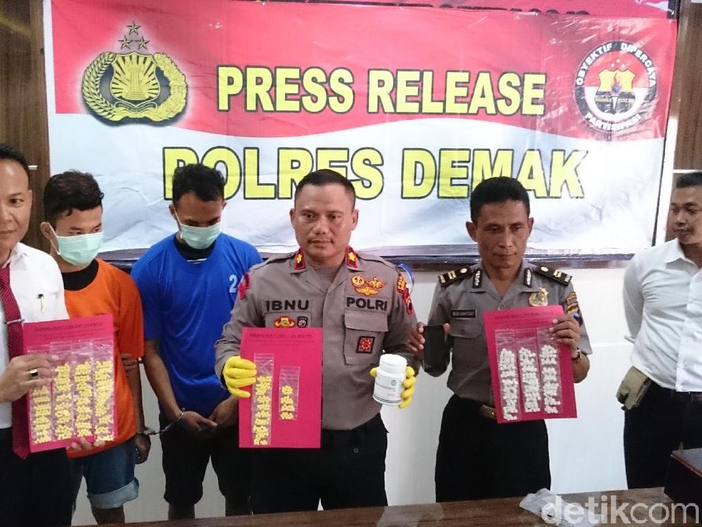 Edarkan Ratusan Butir Obat Terlarang, 3 Pemuda Diciduk Polisi Demak Edarkan Ratusan Butir Obat Terlarang, 3 Pemuda Diciduk Polisi Demak