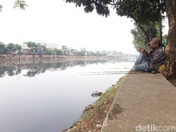 Pemancing Keluhkan Air Cengkareng Drain yang Berubah Hitam