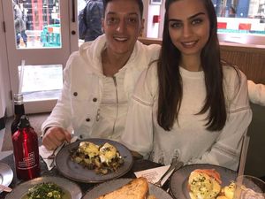 Pesepak Bola Arsenal, Mesut Ozil Ternyata Suka Banget Makan Enak