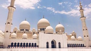 Foto: Masjid Cantik, Swarovski dan Karpet Terbesar Dunia