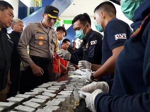 Sopir Angkutan Mudik di Terminal Bekasi Dites Urine