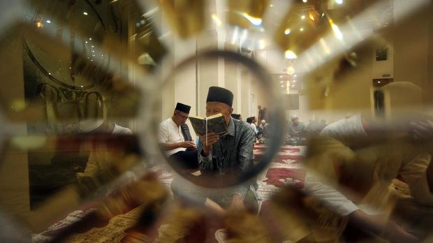 Jamaah beritikaf dengan membaca Alquran di Masjid Baiturrahmah Padang, Sumatera Barat, Selasa (5/6) malam. Ratusan orang beritikaf dengan menetap di dalam masjid dengan berzikir, membaca Alquran dan ibadah lainnya pada 10 hari terakhir bulan Ramadan sambil menanti malam Lailatulkadar. ANTARA FOTO/Iggoy el Fitra/ama/18