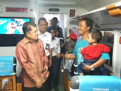 JK Sapa Pemudik Pakai Kereta di Stasiun Gambir